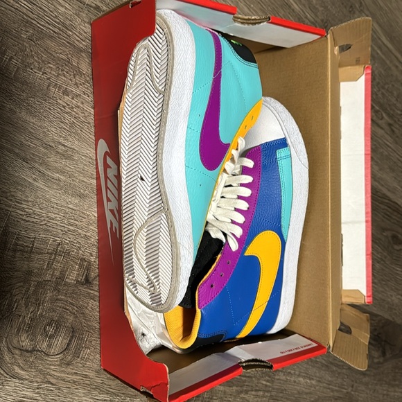 Like new, lightly worn. Nike blazer. - Picture 8 of 10